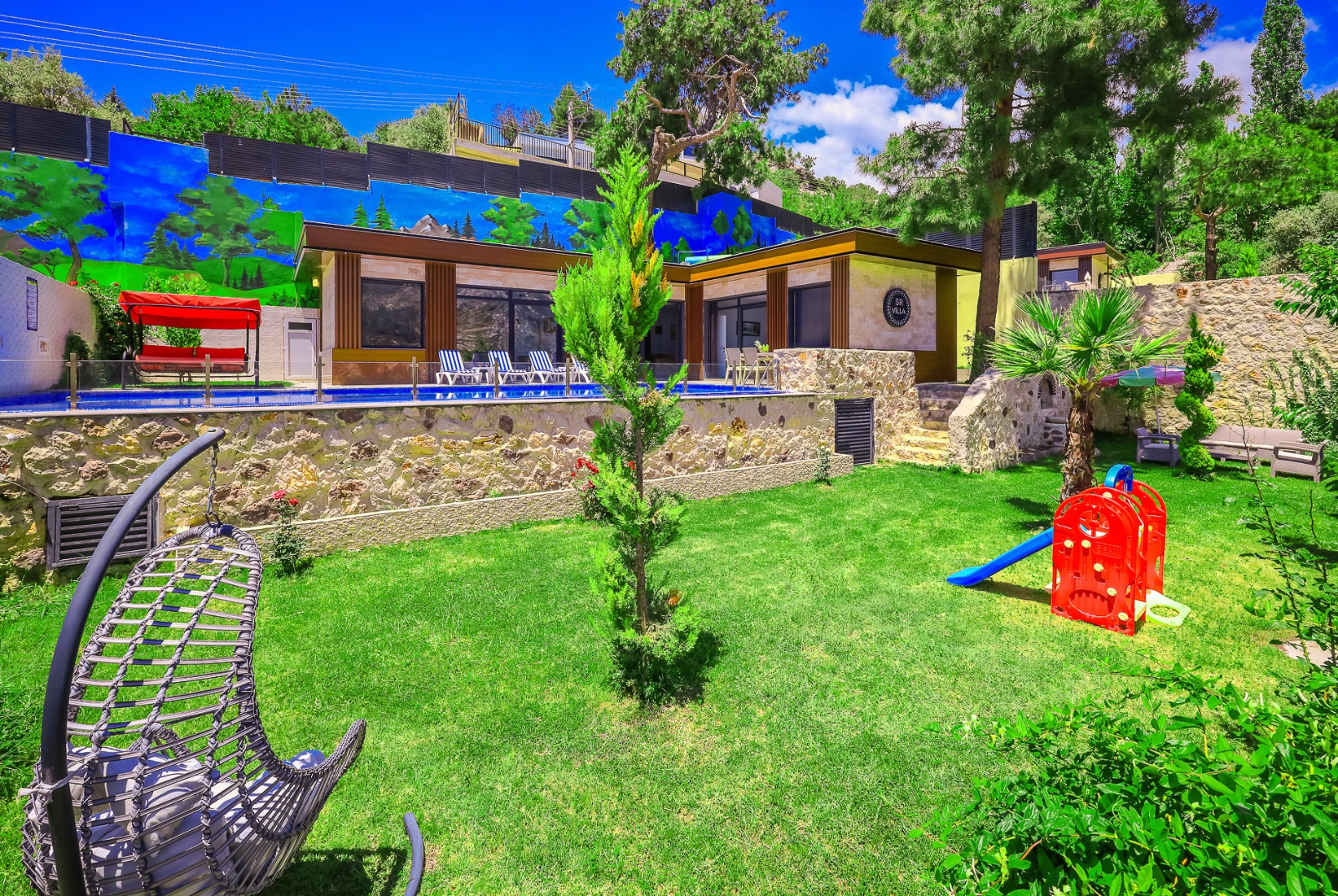Villa bahçesi ve çocuk kaydırağı